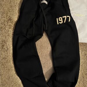Black essentials “1977” sweats.